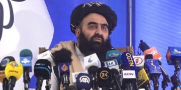 متقی: یکی از همسایگان افغانستان برای داعشیان نیرو آماده میکند، دیگری راه میدهد و سومی برای آنان مراکز پلان سازی و تامین مالی را برابر میکند.