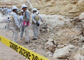 مردم در عراق به دنبال اجساد بستگان کشته شدهء خود توسط داعش؛ گودالی را جستجو مینمایند.
