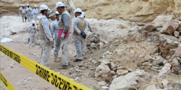 مردم در عراق به دنبال اجساد بستگان کشته شدهء خود توسط داعش؛ گودالی را جستجو مینمایند.